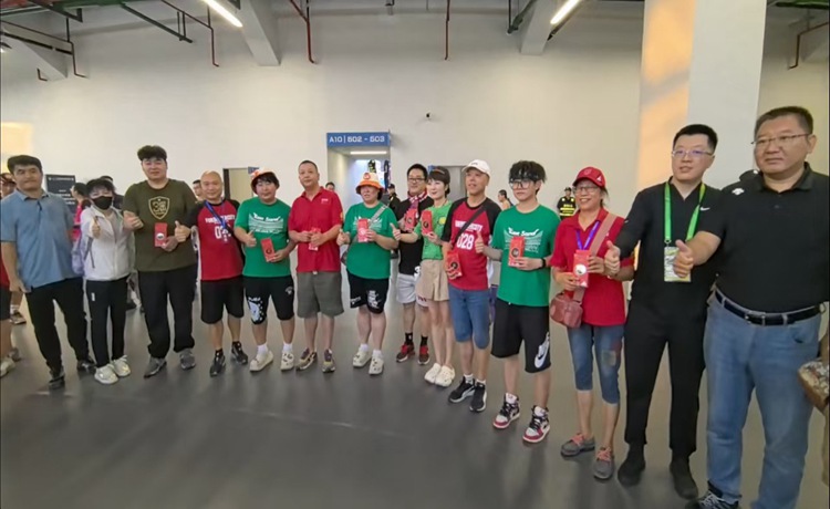 在中超联赛赛场北京成都球迷高呼：北京加油，成都雄起
