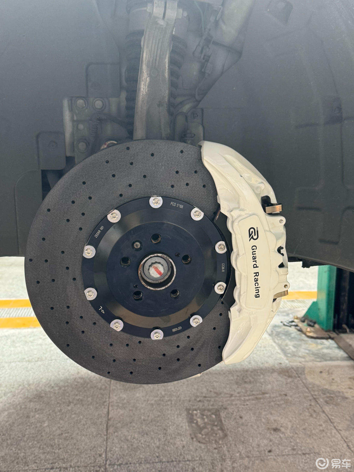 极氪001升级Guard Racing碳陶刹车套装！