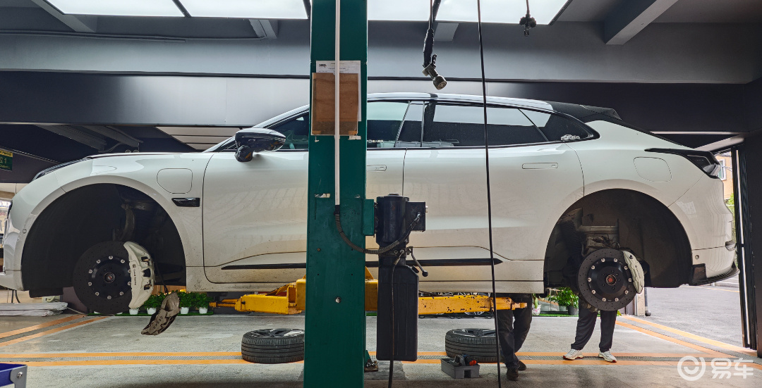 极氪001升级Guard Racing碳陶刹车套装!