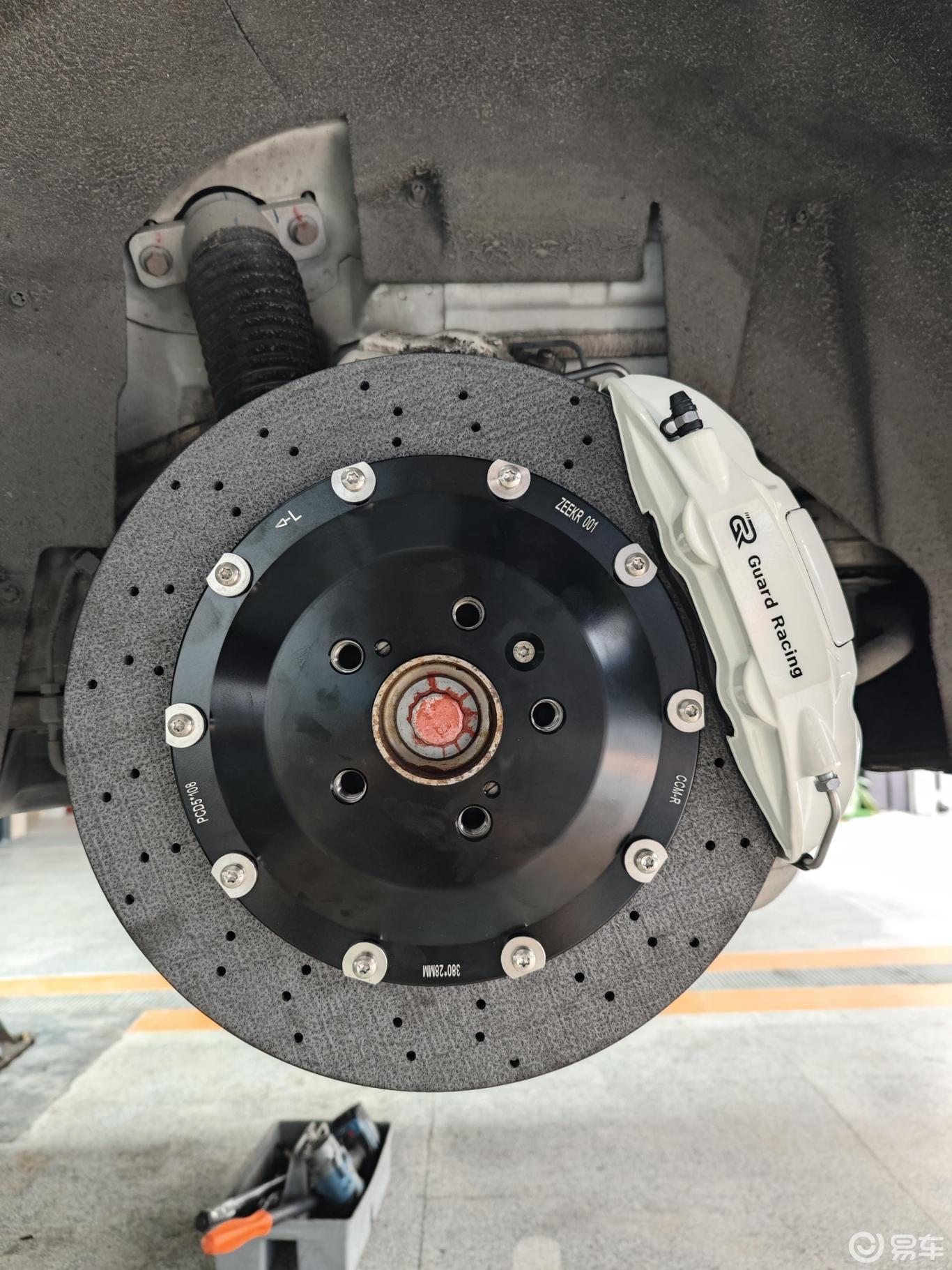 极氪001升级Guard Racing碳陶刹车套装！