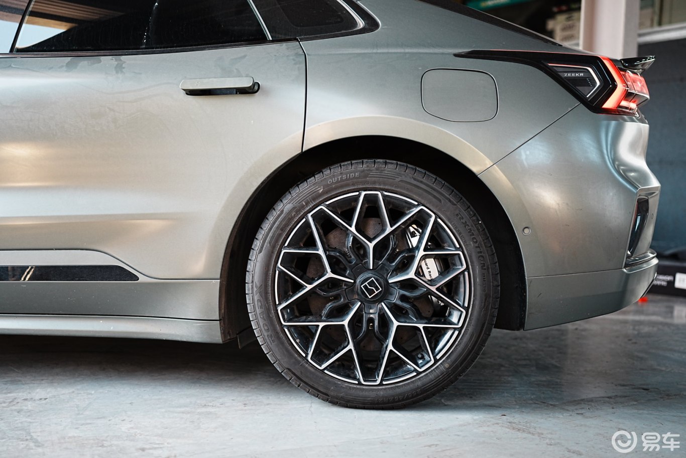 极氪001升级Guard Racing碳陶刹车套装！