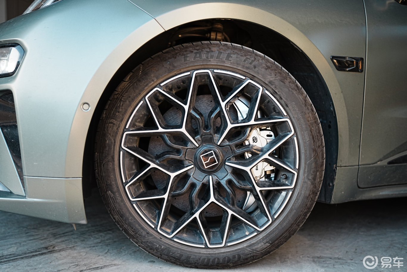 极氪001升级Guard Racing碳陶刹车套装！