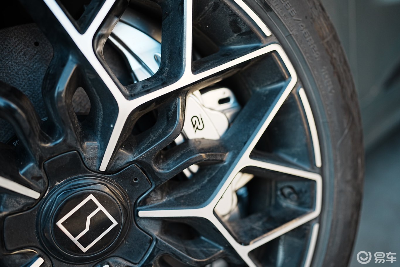极氪001升级Guard Racing碳陶刹车套装！
