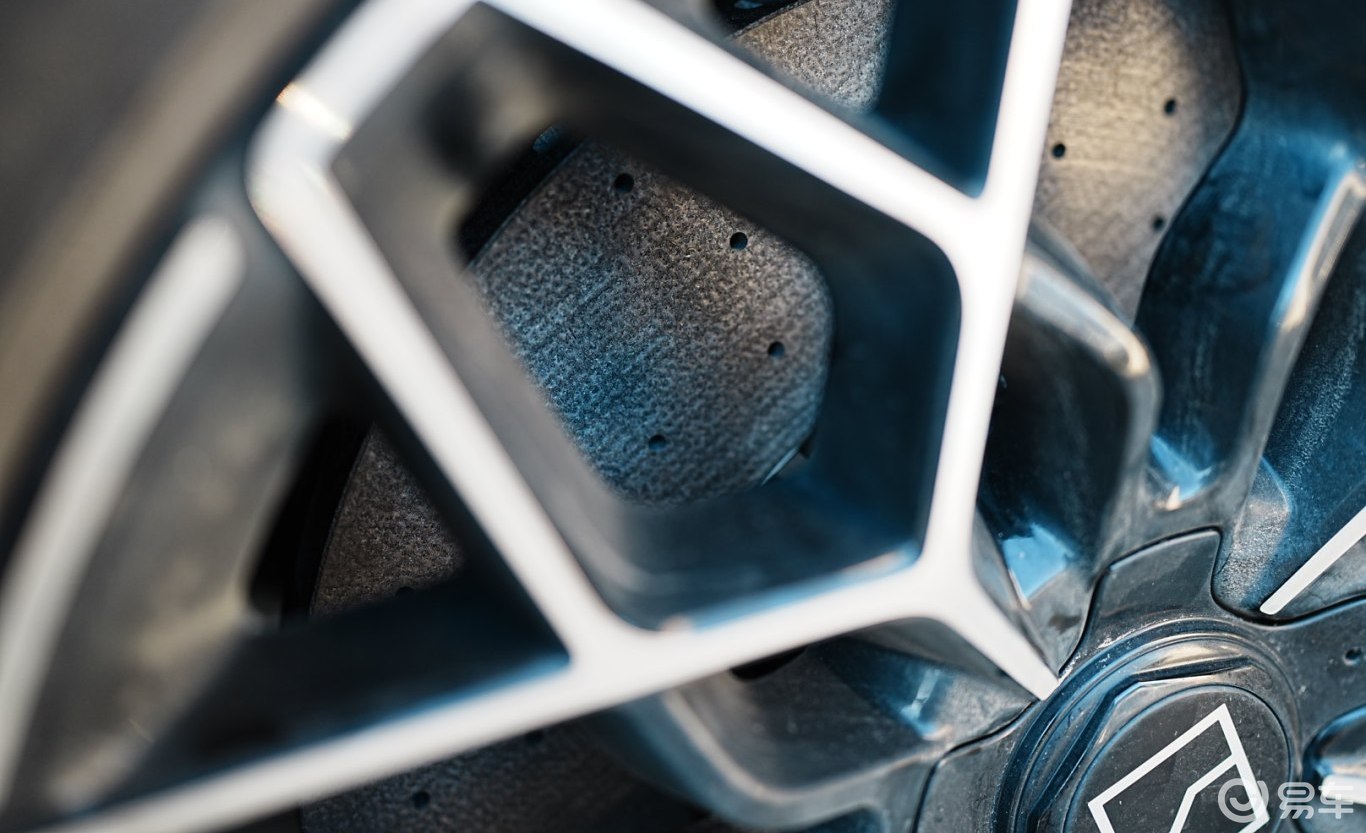 极氪001升级Guard Racing碳陶刹车套装！