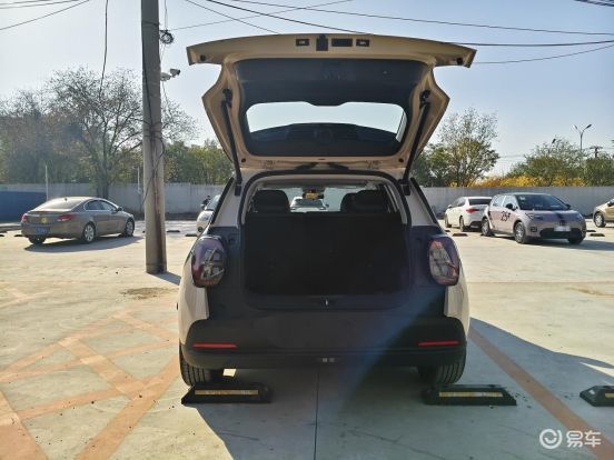 4.99万就能开走的国民好车!埃安UT 99秒换电太香了