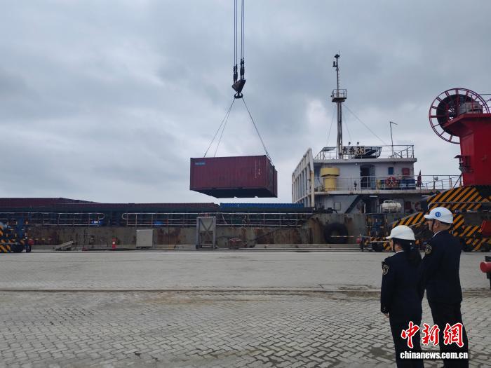 海南清澜港集装箱航线开通 自贸港货物进出口开辟新通道,海南清澜港集装箱航线开通 自贸港货物进出口开辟新通道