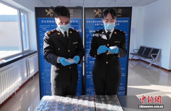 大连海关查获旅客违规携带含冰毒成分“三无”减肥药2400粒,大连海关查获旅客违规携带含冰毒成分“三无”减肥药2400粒